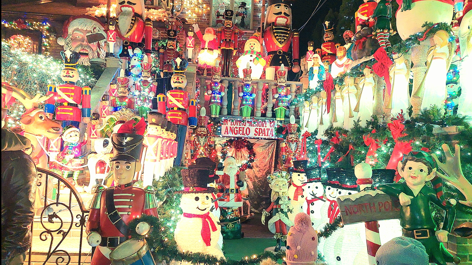 The Most Affordable And Trusted Christmas Light Tour Limo Service in New York The Most Affordable And Trusted Christmas Light Tour Limo Service in New York