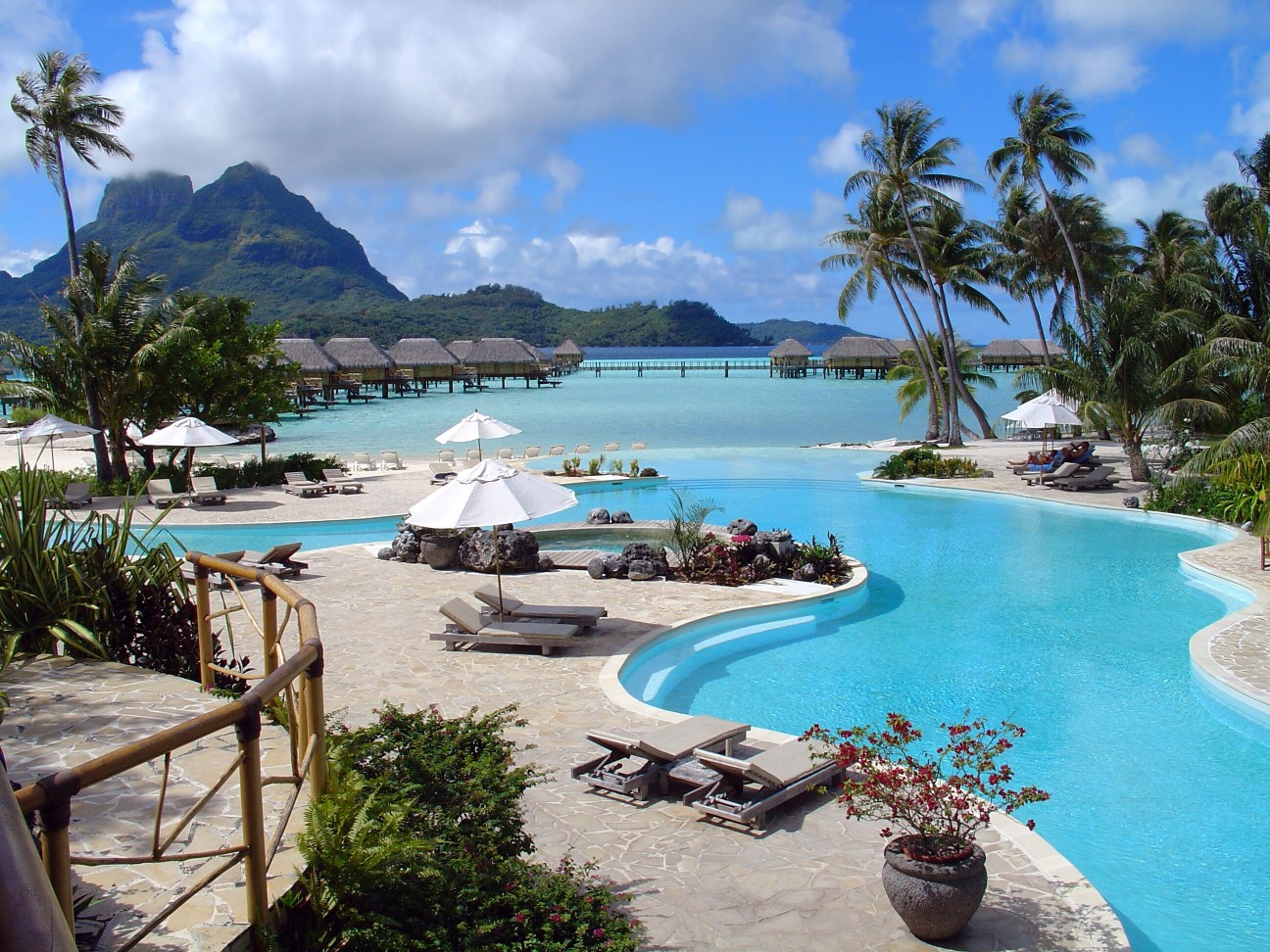 Show Biz Limousine luxurious transportation to your favorite vacation resort Show Biz Limousine luxurious transportation to your favorite vacation resort